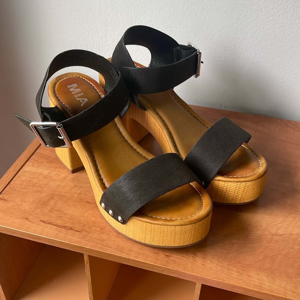 MIA black leather platform sandal